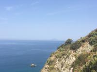 IN DER FERNE ZEIGT SICH DER STROMBOLI