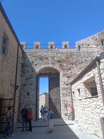 Im Hof von Castello - Montalbano-Elicona - Sizilien