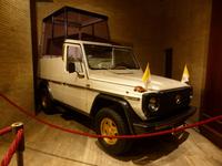 In der Karossenausstellung im Vatikan (4)