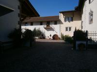 Innenhof der Weinkellerei Brigl