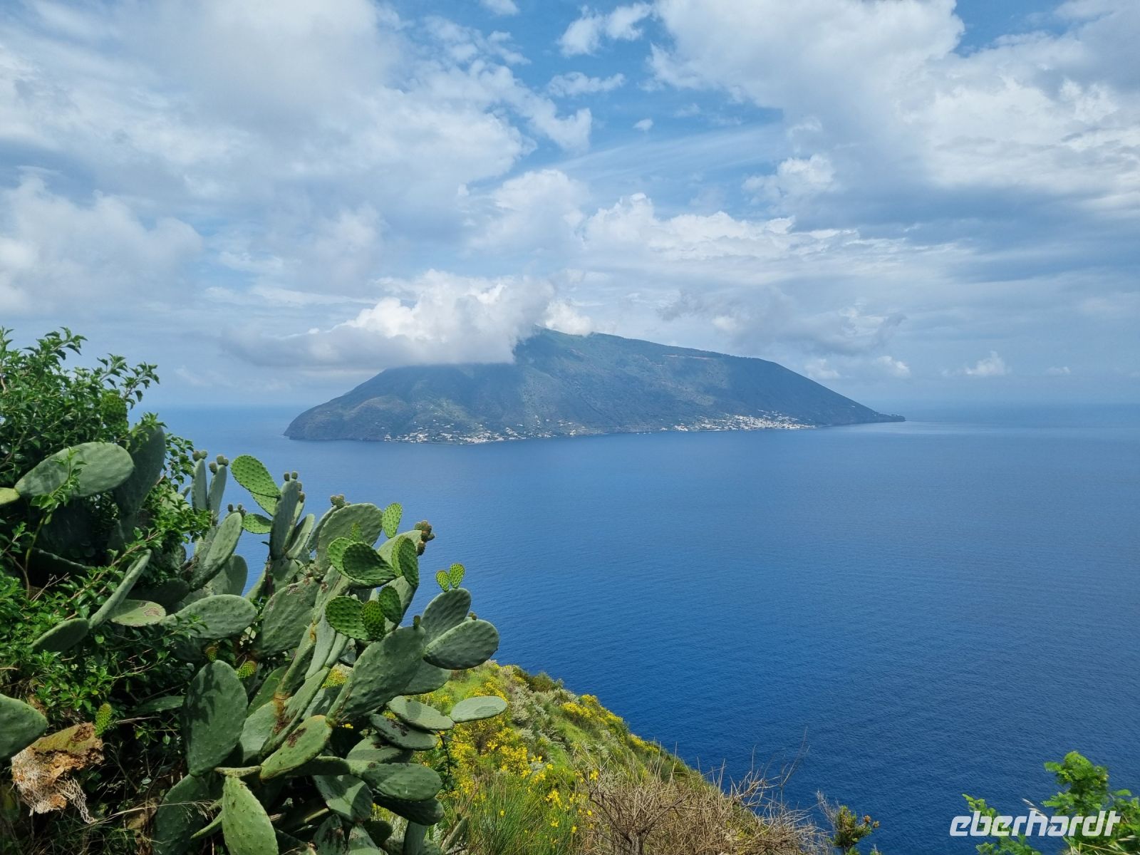 Insel Lipari - Blick auf die Insel Salina