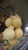 Käse auf dem Wochenmarkt vor dem Hotel