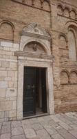 Kirchenportal mit verschiedenen Baustilepochen, Senj