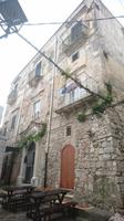 Kneipe und Freisitz leider leer, Regen in Vieste