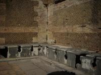 Latrinen in Ostia