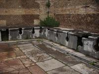 Latrinen in Ostia