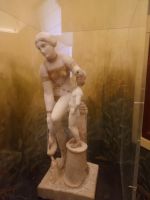Marmorstatue der Aphrodite mit goldenen Bikini bekleidet