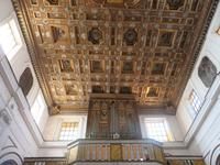 Orgel und Decke der Kirche des Erzengels Michael auf Procida