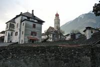 Partschins Stadtmauer mit Pfarrkirche r