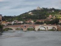 Ponte Pietra und Sanctuario Signora di Lourdes