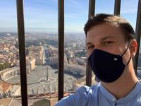 Reisebegleiter Patrick auf dem Petersdom
