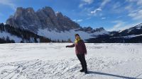 Reiseleiterin Ra vor den Geisslerspitzen
