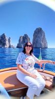 Reiseleitung Allina mit Faraglioni Felsen im Hintergrund