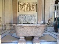 Reliefs und Mamorstücke