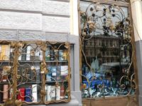 Rom 2018  :Antiquariat hinter Jugendstilfenstern