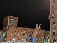 Rom. Abends an der Piazza Venezia. Baustelle vor dem Mussolini-Balkon