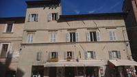 Schönes Haus mit Blumen in Urbino
