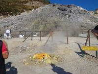 Schwefeldämpfe entweichen aus der Fumarole