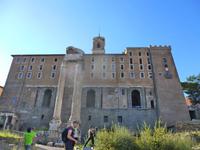 Spaziergang durch das Forum Romanum (Blick auf den Senatorenpalast)