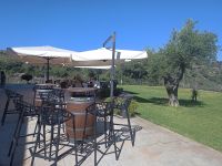 Stehtische aus Fässern - ein tolles Ambiente - Villa Ginevra, Sizilien