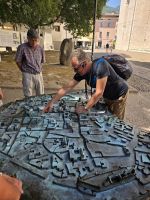 Unser Stadführer Piero erklärt uns den Stadtaufbau in Trient