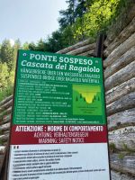 Verhaltensregeln an der Hängebrücke Ponte Sospeso im Nationalpark Stilfserjoch in den Dolomiten