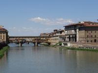 Von der Ponte alle Grazie geht der Blick auf die Ponte Vecchio.