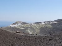 Vulcano, aus den Fumarolen steigen Schwefeldämpfe.