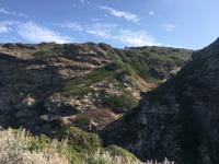 Wanderung durch die bergige Küstenlandschaft