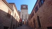 Weg von der Burg ins Städtchen Gradara