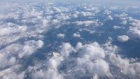 Weiße Bergspitzen zeigten sich zwischen den Wolken