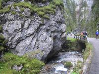 Wir wandern hinab. 