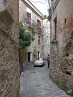 alter Fiat 500 in einer Altstadtgasse von Agropoli