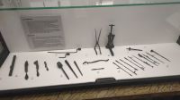 archäologisches Museum, antike Operationsbestecke