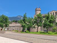 das Castello Buonconsiglio vor der Bergkulisse