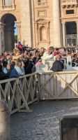 der Papst in nur 10 m Entfernung in seinem Fahrzeug