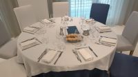 ein Tisch zum Abendessen eingedeckt
