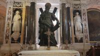 heiliger Andreas im Dom, im Rücken das Andreaskreutz