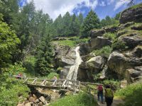 kleiner Wasserfall auf dem Weg zum Bergsee Covel