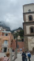 tief hängende Wolken in den Bergen oberhalb von Salerno