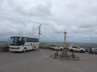 unser Bus am Parkplatz der Wallkirche