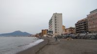 unser Hotel am Golf von Neapel, im Hintergrund der Vesuv