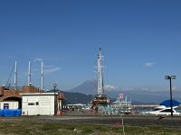 Hafengelände von Shimizu mit Fuji