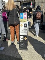 links Fahrstuhl - rechts Treppe