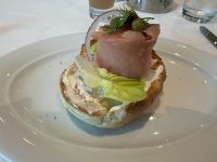 Belegter Bagel mit Räucherlachs