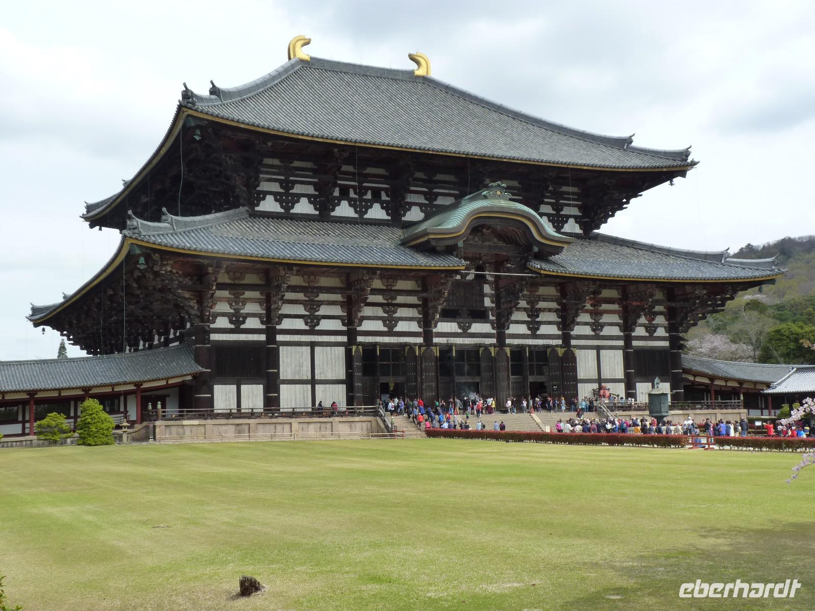 Nara - Todaiji-Tempel - größte umbaute Holzgebäude der Welt