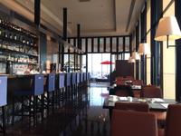 Bar und Frühstücksraum im Gate-Hotel