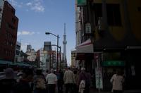 Spaziergang und Fahrt mit der Metro zum Tokyo Skytree