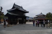 Gemeinsame Besichtigung des Itsukushima-Schreins