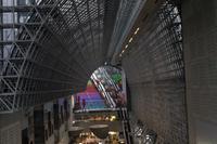 Ankunft an der Kyoto Station mit Besichtigung des beeindruckenden Bahnhofs